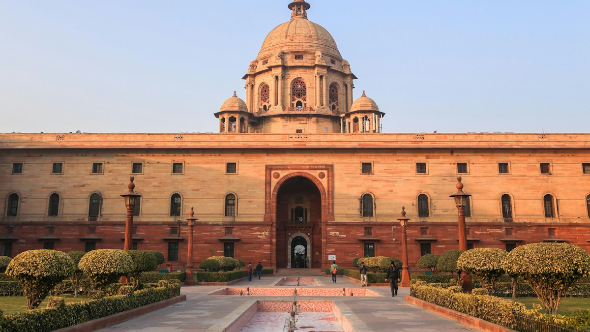 नई दिल्ली में गुंबद वाली बलुआ पत्थर की केंद्रीय सचिवालय इमारत